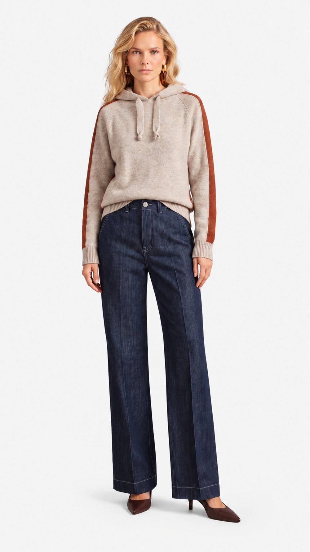 Look 13 — Maglia con cappuccio e jeans — Cannella FW26/27