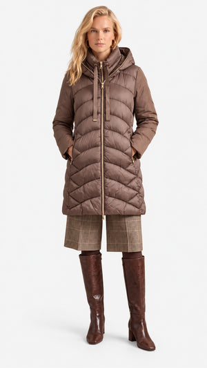 Look 16 — Imbottito lungo con cappuccio — Cannella FW26/27