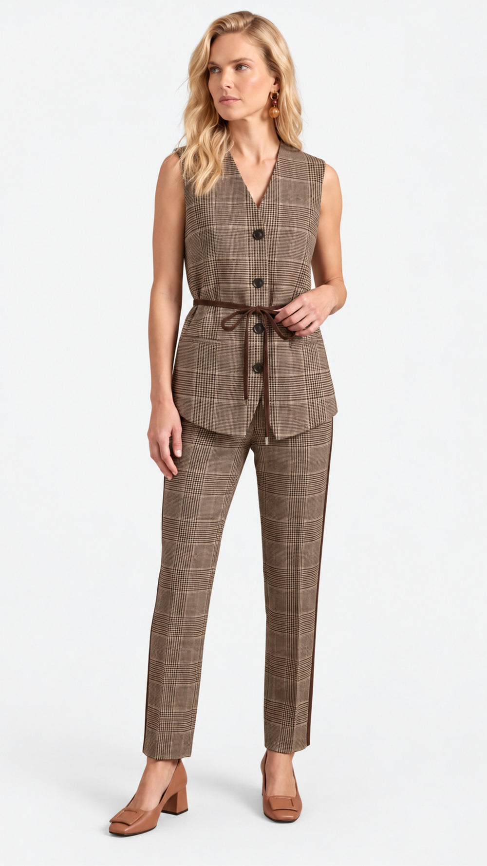 Look 24 — Gilet con cintura e pantalone a quadri — Cannella FW26/27