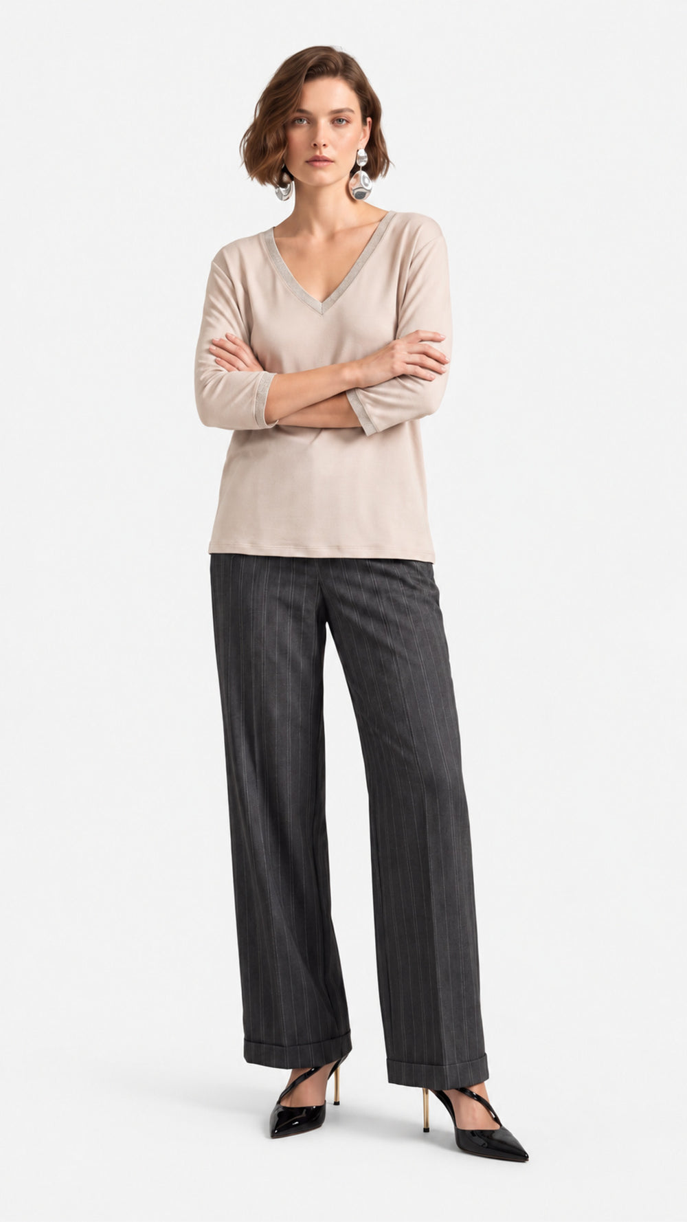 Look 59 — Maglia con scollo a V e pantalone gessato — Cannella FW26/27